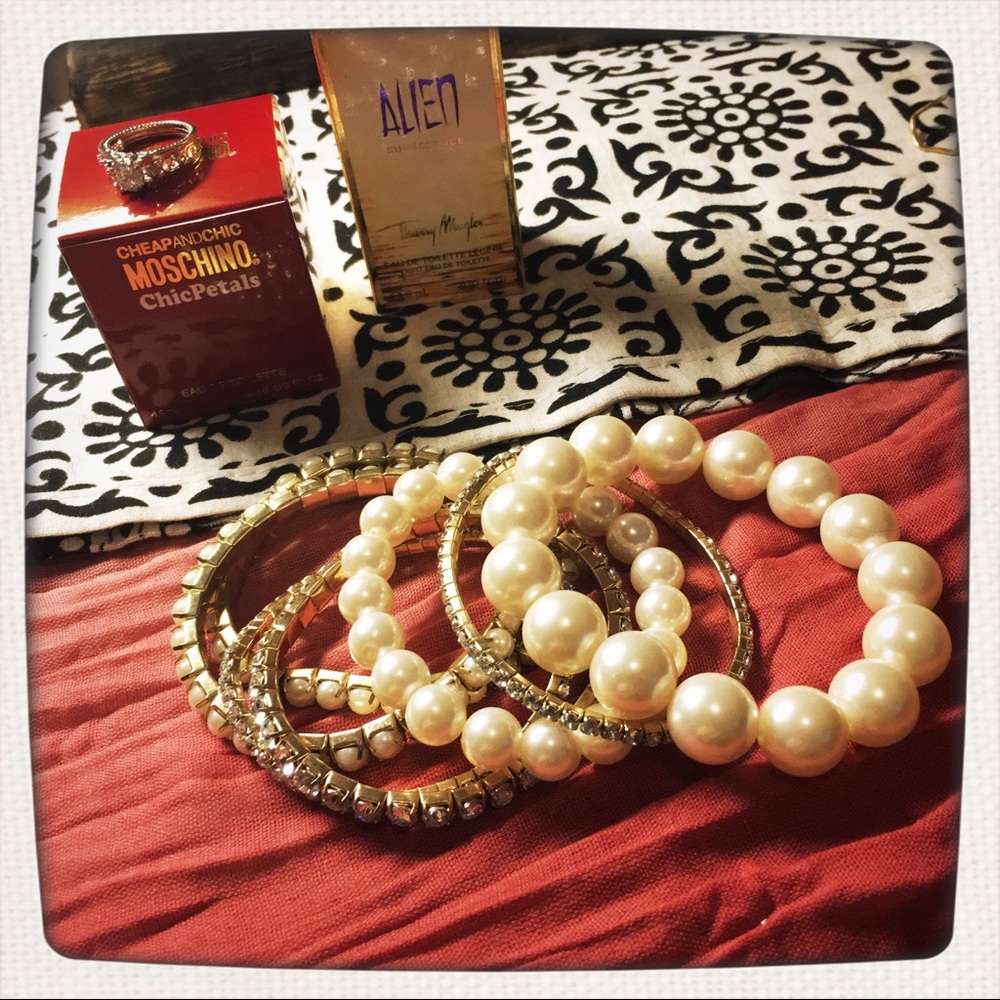 *NWT* Set of Pear & Rhinestone Elastic Bracelets